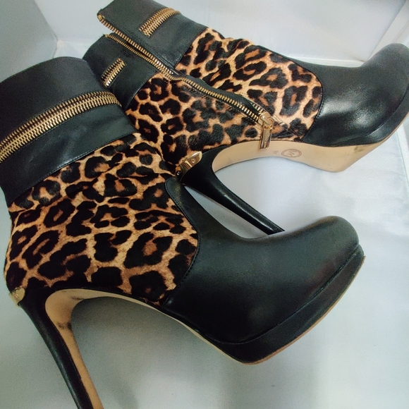 Michael Kors Animal print and black leather booties. - Picture 2 of 7